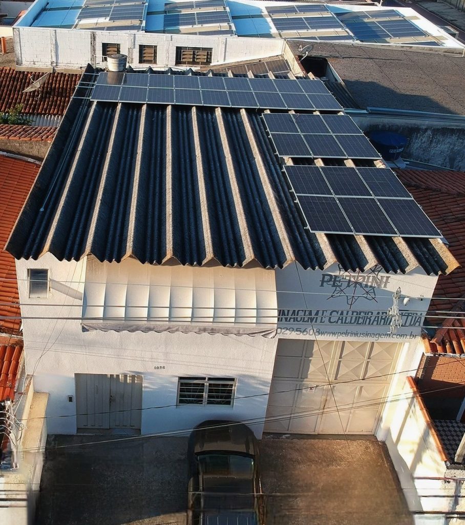 Vista aérea da sede da Petrini com painéis solares